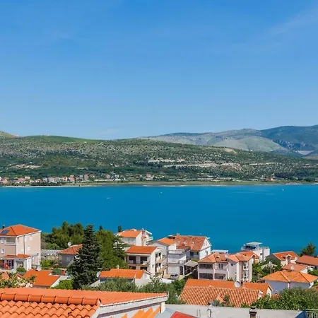 Lucky Star - 2 Bedroom, Sea View, Gated Yard, Free Parking, Bbq Apartament Trogir