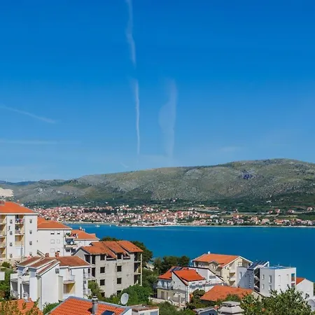 Lucky Star - 2 Bedroom, Sea View, Gated Yard, Free Parking, Bbq Apartament Trogir