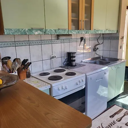 Lucky Star - 2 Bedroom, Sea View, Gated Yard, Free Parking, Bbq