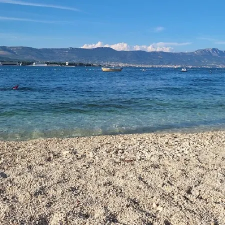 Lucky Star - 2 Bedroom, Sea View, Gated Yard, Free Parking, Bbq Apartament Trogir