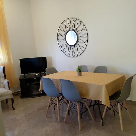 Apartament Lucky Star - 2 Bedroom, Sea View, Gated Yard, Free Parking, Bbq Trogir
