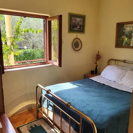 Lucky Star - 2 Bedroom, Sea View, Gated Yard, Free Parking, Bbq Trogir