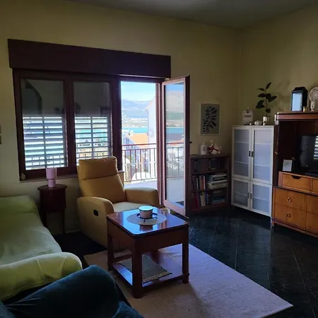 Lucky Star - 2 Bedroom, Sea View, Gated Yard, Free Parking, Bbq Trogir