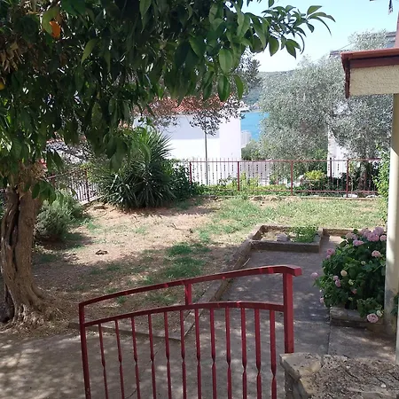 Lucky Star - 2 Bedroom, Sea View, Gated Yard, Free Parking, Bbq *
