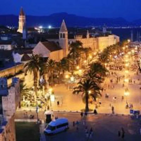 Apartment Lucky Star - 2 Bedroom, Sea View, Gated Yard, Free Parking, Bbq Trogir