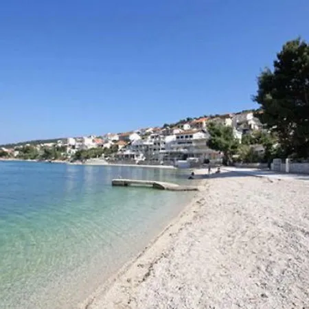 Apartment Lucky Star - 2 Bedroom, Sea View, Gated Yard, Free Parking, Bbq Trogir